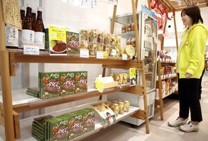 道の駅あがのに並ぶ道の駅のと千里浜の商品=阿賀野市窪川原