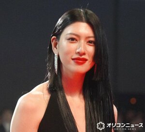 胸元ざっくりドレスを着て登場した三吉彩花 （C）ORICON NewS inc.
