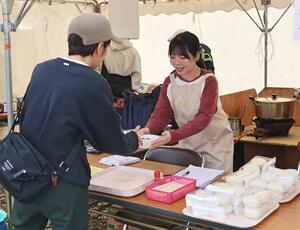 家族連れらが秋の味覚を楽しんだ「秋の食フェスin銭淵公園」=南魚沼市坂戸