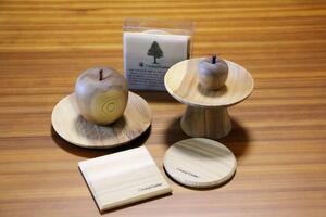 慈光寺の杉を使ったコースターやリンゴの形の置物=五泉市村松乙