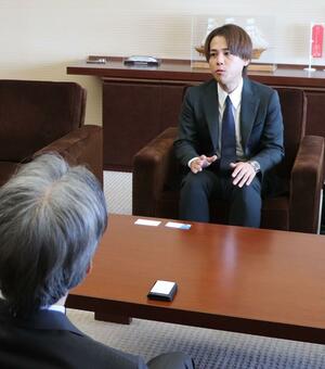 新潟市内での支社開設計画を報告するトリドリの中山貴之社長CEO(奥)=県庁