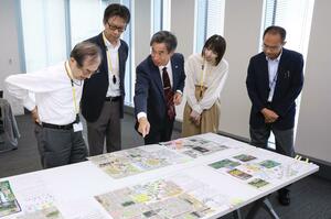 スクラップコンテストの作品を吟味する審査員=4日、新潟市中央区万代3