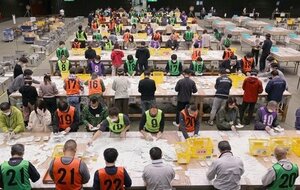 自民と野党共闘の候補がぶつかった新潟1区の開票作業=31日午後9時すぎ、新潟市中央区の市体育館