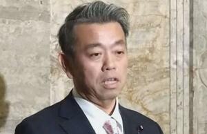 自身の資金管理団体の政治資金支出を巡り、記者団の取材に応じる日本維新の会の奥下剛光衆院議員=8日、国会