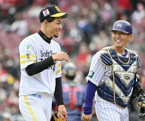 　選手会主催トライアウトでの投球を終え、笑顔を見せる又吉克樹投手（左）＝マツダ