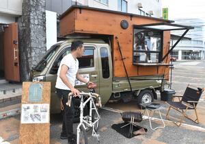 ウラツジ建設企画が開発した軽トラック用の木製キャンピングカー。イベントなどに展示しPRしている=新潟市東区