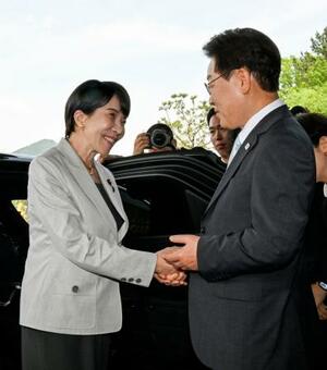 会談を前に、韓国の李在明大統領(右)の出迎えを受ける高市首相=19日、韓国・安東(共同)