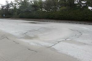路面の隆起や陥没で通行止めになっている臨港道路=1月5日、佐渡市両津湊