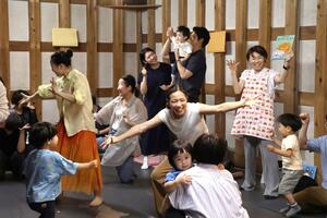 蔵を改装したスタジオで、ダンスと朗読による物語の世界を子どもたちが楽しんだイベント=21日、新潟市中央区本町通12