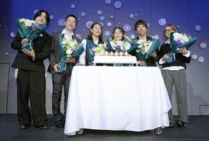 祝勝会でケーキを前に笑顔の（左から）戸塚優斗、木村葵来、冨田せな、清水さら、平野流佳、工藤璃星＝２２日、東京都千代田区