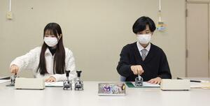 届いた願書の受け付け作業をする新潟大の職員＝２６日、新潟市西区