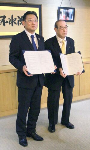 協定を結んだ県商工会連合会の早川吉秀会長（右）とブリッジにいがたの小栁徹社長＝１７日、新潟市中央区