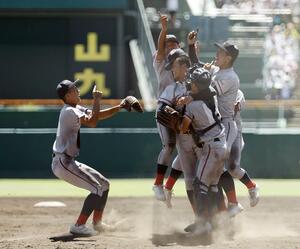 関東第一を破って初優勝を果たし、喜ぶ京都国際ナイン=甲子園