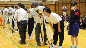 測量器械を見学する分水中の生徒ら=燕市分水向陽