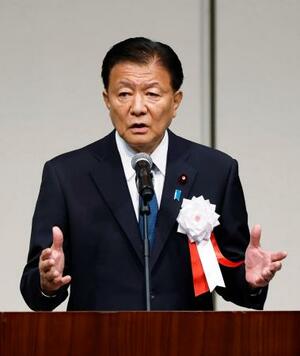 東京都内で開かれた改憲派集会であいさつする自民党の新藤義孝憲法改正実現本部事務総長=20日午後