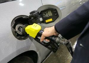 　ガソリンスタンドで給油する人＝３日午後、東京都内