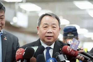 6日、台北の空港で取材に応じる日本維新の会の石平参院議員(共同)