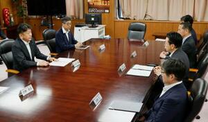 運営会議の設置について武藤経産相(右手前から2人目)に報告する東京電力の小早川智明社長(左手前)=23日午後、経産省