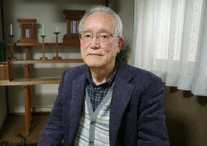 　取材に応じる平岡五城さん