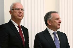 　米国のウィットコフ和平交渉担当特使（右）とロシアのドミトリエフ大統領特別代表＝２日、モスクワ（ＡＰ＝共同）