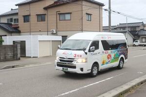あいくるの車体=10月、柏崎市