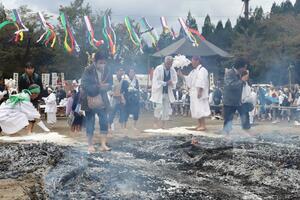 「火の道」をはだしで渡り無病息災などを祈願した八海山尊神社の参拝者=南魚沼市大崎
