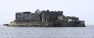 世界遺産「明治日本の産業革命遺産」を構成する長崎市の端島(通称・軍艦島)=5月