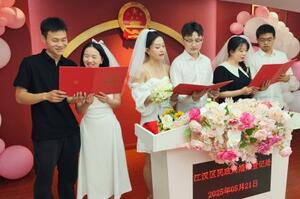 　婚姻登記所を訪れたカップル＝５月、中国湖北省武漢市（共同）