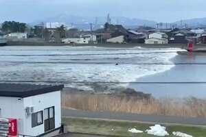 関川を遡上(そじょう)する津波=1月1日、上越市の直江津橋付近(読者提供動画から)