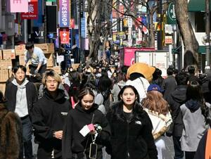　観光客らでにぎわうソウルの明洞＝１０日（共同）