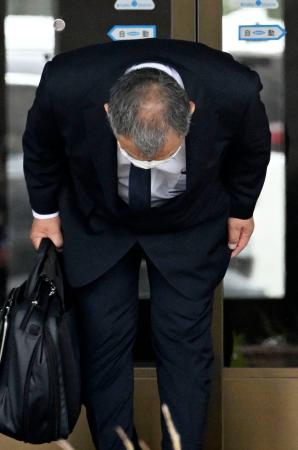 一礼して釧路地裁に入る桂田精一被告=17日午前9時28分