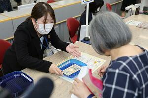 発行が始まった新紙幣が客に手渡された=7月3日、新潟市中央区