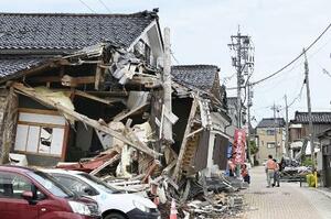 能登半島地震で損壊した家屋=昨年5月、石川県輪島市