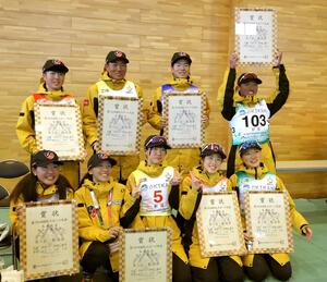 5位に入り、表彰式後に記念撮影する新潟の女子チームと少年男子チーム=山形県上山市