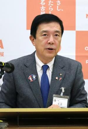 　名古屋市役所で定例記者会見に臨む広沢一郎市長＝２２日午前