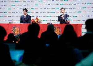 　Ｊ３福島への加入記者会見をする三浦知良（右）＝９日、東京都内