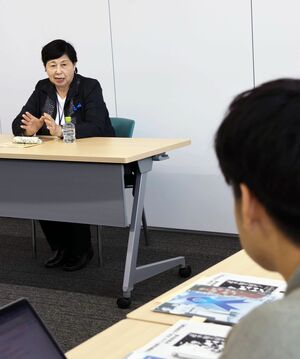 学生に語りかける曽我ひとみさん=10月8日、佐渡市
