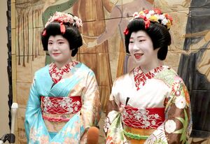 新人芸妓としてデビューした菜月さん(左)とはじめさん=13日、新潟市中央区