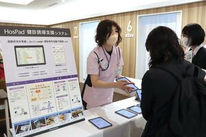 県労働衛生医学協会が新設した健診・人間ドック施設で開かれた内覧会。県内で初導入する人間ドックの「受診者誘導システム」も紹介された=4月1日、新潟市西区北場