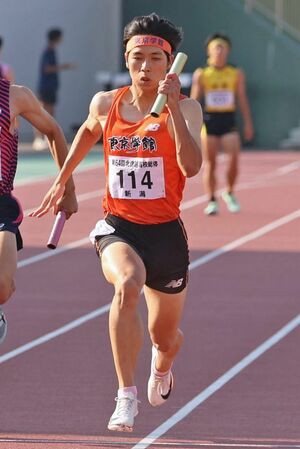 男子400メートルリレー 後続を振り切ってゴールする東京学館のアンカー松本塁=福井県営陸上競技場