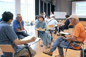 原発事故が起こった際の避難行動について話し合う参加者=9月14日、新潟市中央区