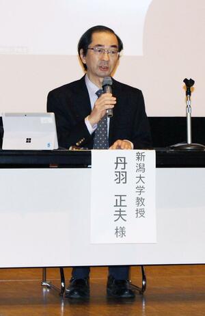 客引き行為の規制の効果やデメリットについて語る丹羽正夫教授=新潟市中央区東万代町