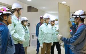 東京電力柏崎刈羽原発の安全対策について説明を受ける英国のロングボトム大使(中央)=8月19日、同原発(東電提供)
