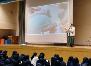 紛争地での経験を語った国境なき医師団の白川優子さん＝新潟市中央区