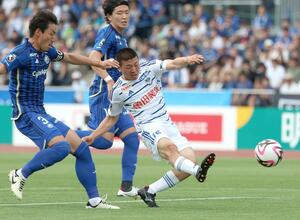 前半、MF小見洋太が先制ゴールを決める=町田GIONスタジアム