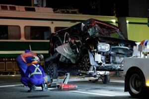 特急電車と衝突し、大破した乗用車=23日午後9時55分、大阪府貝塚市