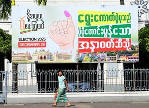 　総選挙の投票を呼びかけるミャンマー・ヤンゴンの看板＝２６日（共同）