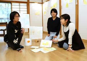 作品展に向け、すすき画廊で準備する(左から)オーナーの清部皆律さん、作家の廣田わかなさん、牧田藍さん=弥彦村中山