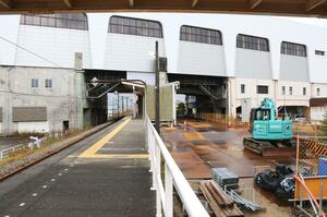 エレベーターを設置する工事が行われている弥彦線のホーム＝ＪＲ燕三条駅