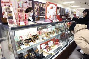 国内外の人気チョコが並ぶ「ショコラモード」＝新潟市中央区の新潟伊勢丹